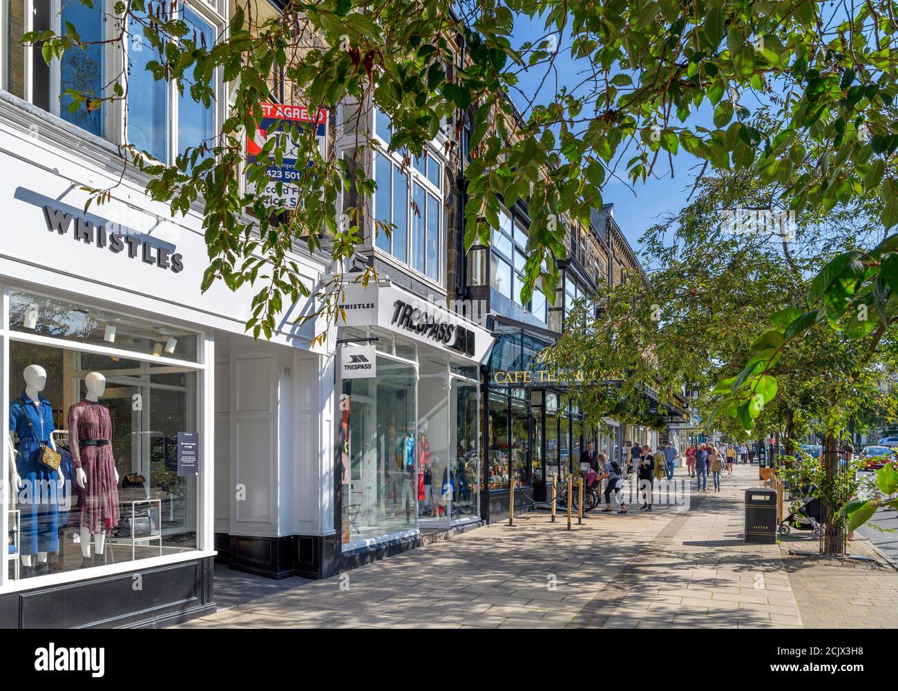 Geschäfte und Betty's Cafe Tea Rooms in The Grove, der Hauptstraße in Ilkley, North Yorkshire, England, Großbritannien. Stockfoto