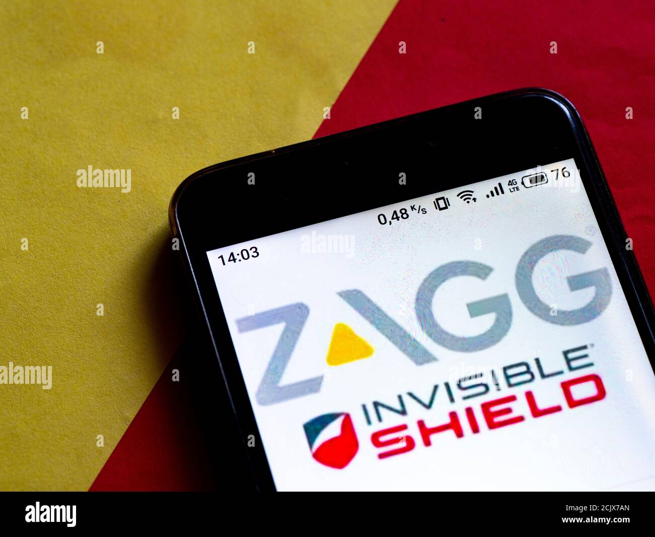 In dieser Abbildung ist ein Zagg Invisible Shield Logo auf einem Smartphone zu sehen. Stockfoto