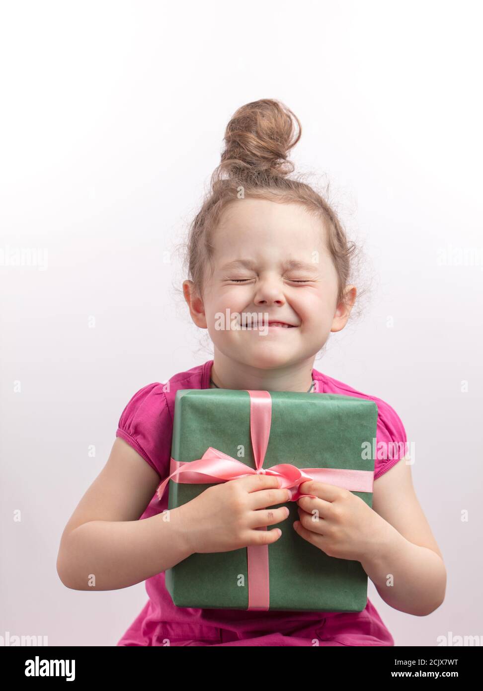 Ginger Kind mit geschlossenen Augen ist glücklich, ein Geschenk an ihrem  Geburtstag zu bekommen. Urlaub und Glück Konzept Stockfotografie - Alamy