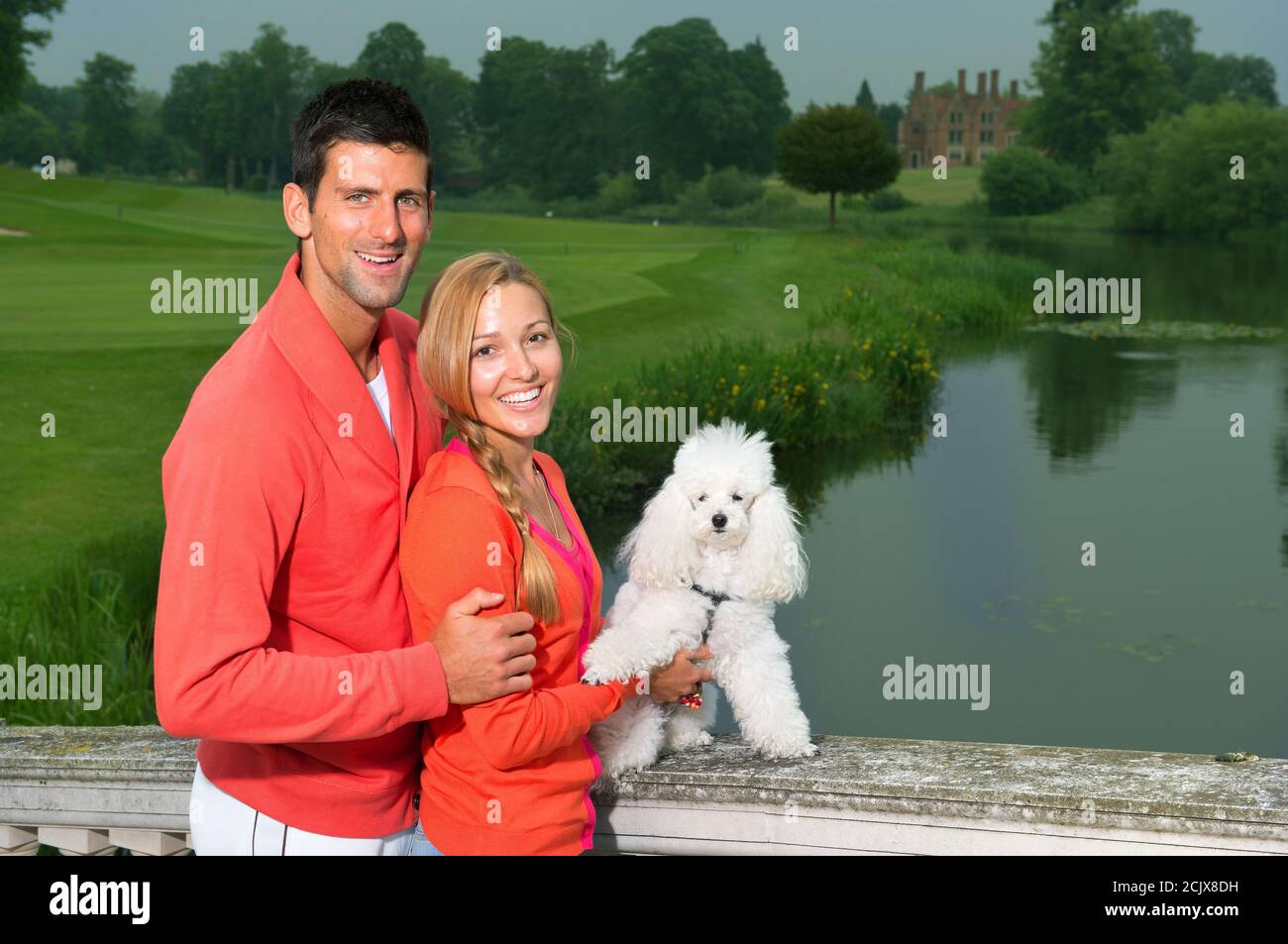 Novak Djokovic und Jelena Djokovic und ihr Hund Pierre in Stoke Poges, Buckinhamshire, England. 20 JUN 2013 BILDCREDIT : © MARK PAIN / ALAMY Stockfoto