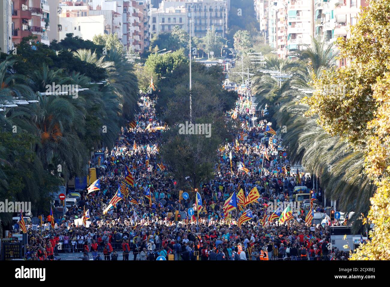 Katalanische Demonstranten, die sich für die Unabhängigkeit einsetzen, nehmen an einem Protest Teil, um die Freilassung von inhaftierten Separatisten in Barcelona, Spanien, am 26. Oktober 2019 zu fordern. REUTERS/Albert Gea Stockfoto