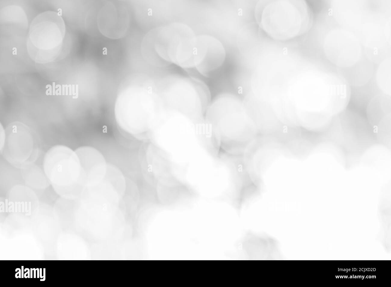Abstrakt verschwommen Silber Bokeh weichen hellen Hintergrund und Textur. Weihnachten und glückliches neues Jahr auf verschwommenem Bokeh mit Schneefall Banner Hintergrund. Stockfoto
