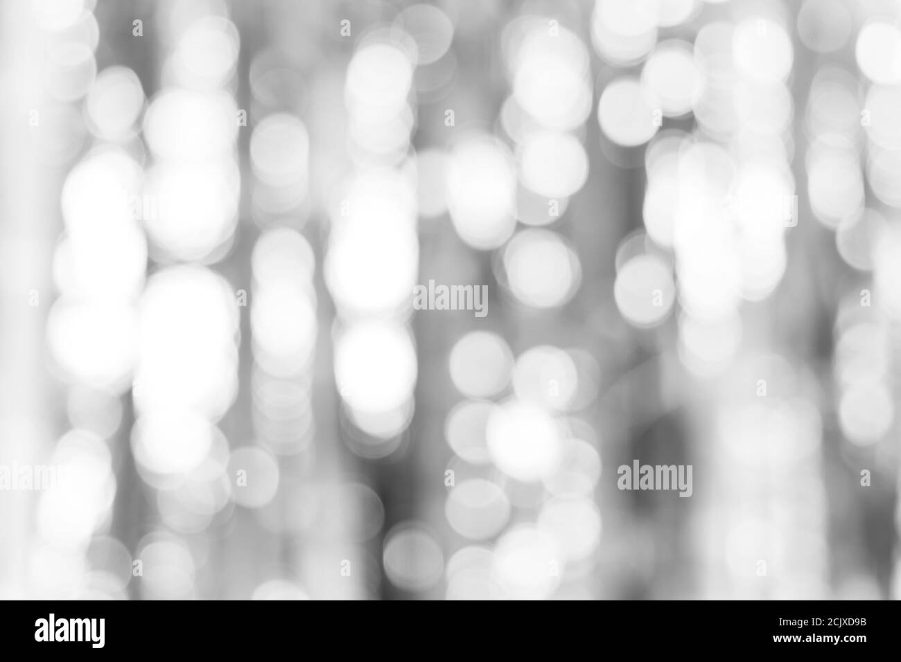 Abstrakt verschwommen Silber Bokeh weichen hellen Hintergrund und Textur. Weihnachten und glückliches neues Jahr auf verschwommenem Bokeh mit Schneefall Banner Hintergrund. Stockfoto