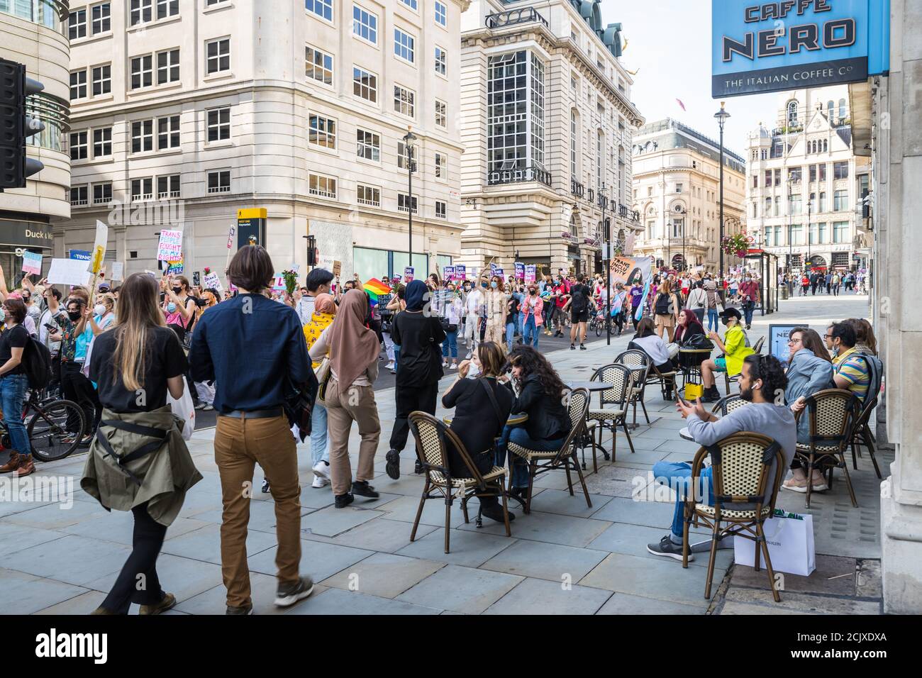 Mitglieder der Öffentlichkeit beim zweiten London Trans+ Stolz Stockfoto