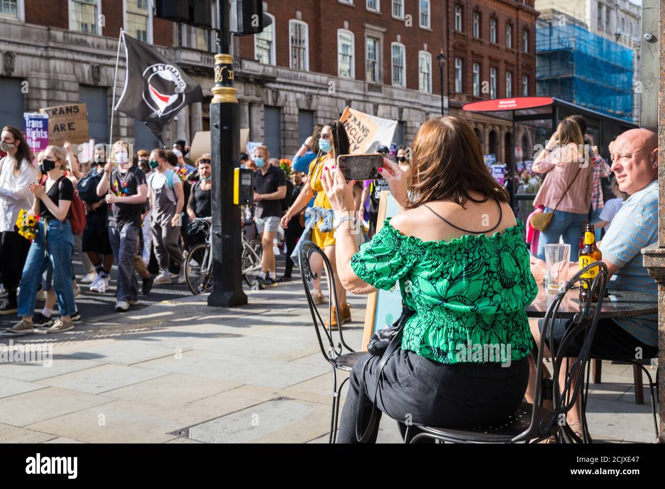 Mitglieder der Öffentlichkeit reagieren auf die zweite London Trans+ Stolz Stockfoto