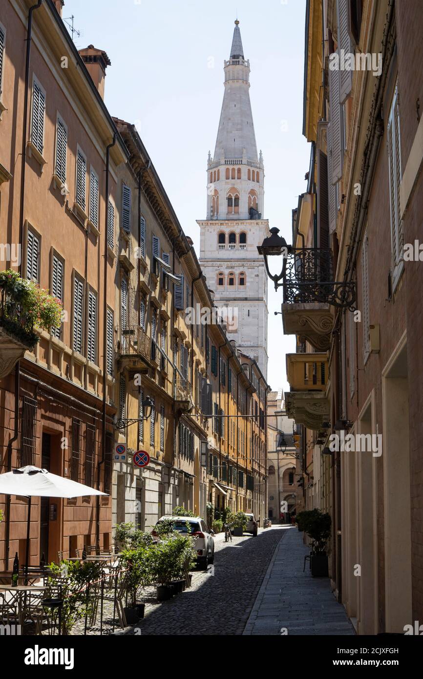 Blick von der Via Cesare Battisti auf den Ghirlandina (Garland) Turm, historisches Symbol der Stadt Modena,Emilia-Romagna,Italien,Europa. Stockfoto