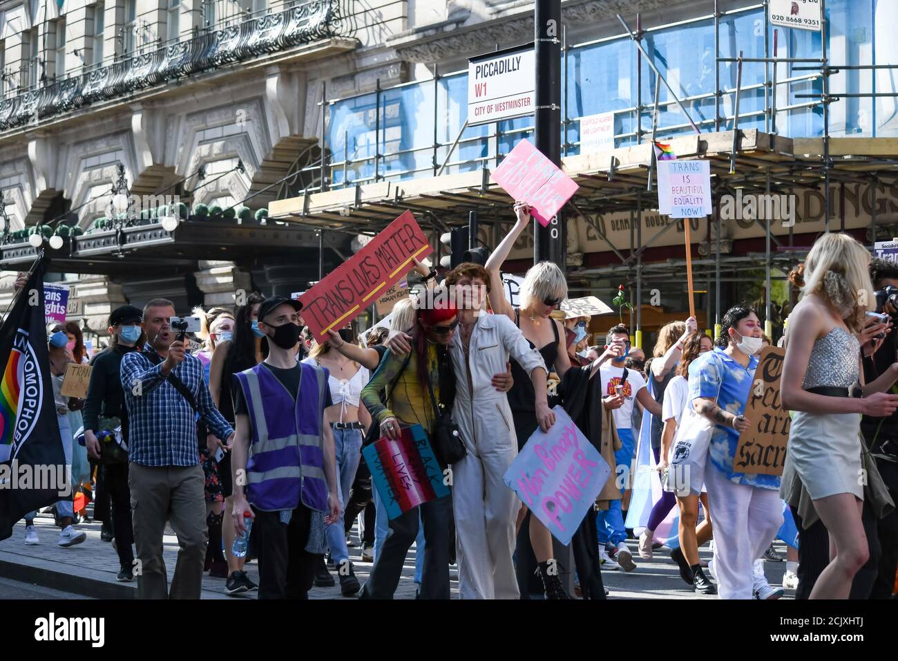 Aufgenommen auf dem Trans Gender Rights march in London am 12. September 2020, aufgenommen am Piccadilly Circus in London. Stockfoto