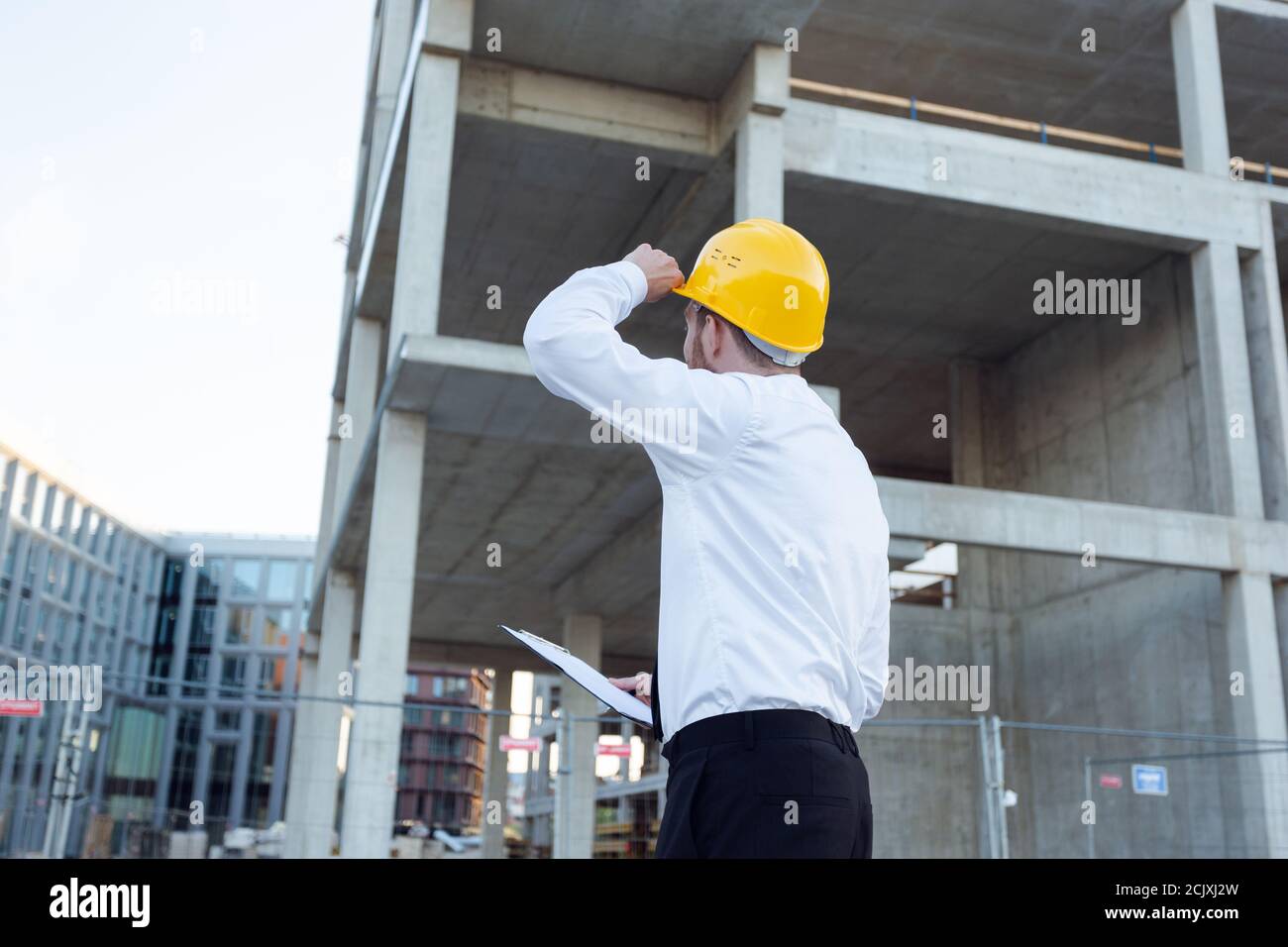 Mann, Der Das Gebäude Kontrolliert. Builder Marken in Zwischenablage erstellen. Hausgebäude Stockfoto