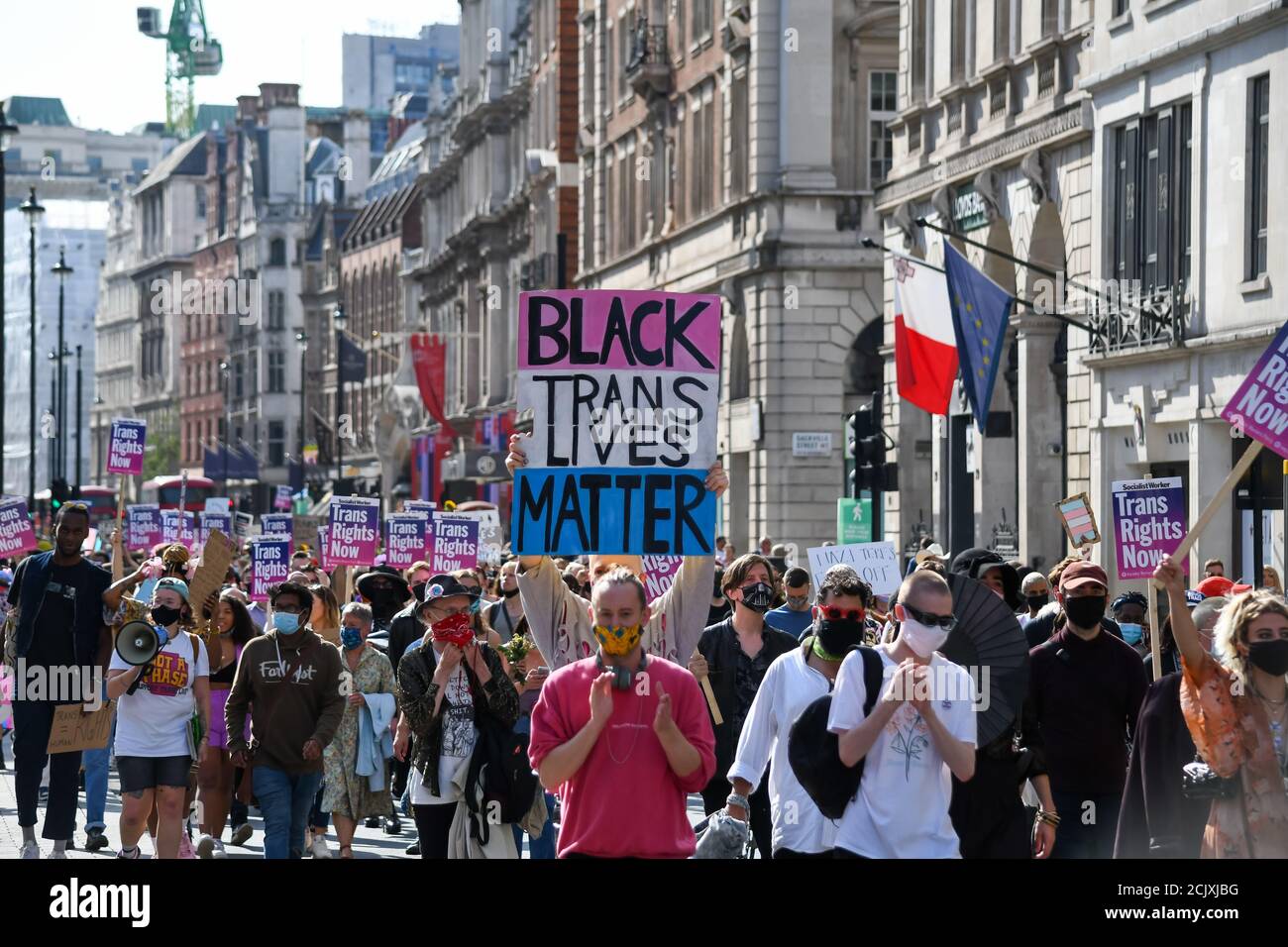 Aufgenommen auf dem Trans Gender Rights march in London am 12. September 2020, aufgenommen am Piccadilly Circus in London. Stockfoto