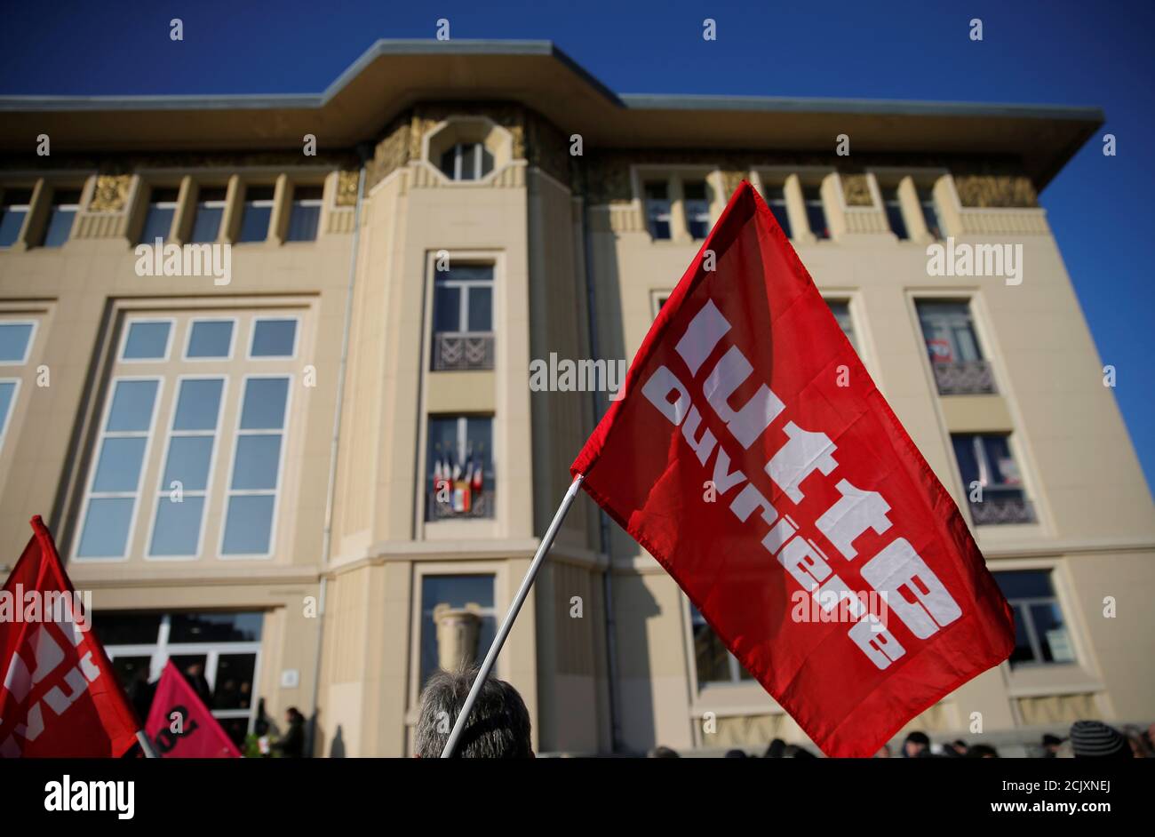 Demonstranten nehmen an einer Demonstration Teil, die von der französischen Gewerkschaft CGT in Belfort, Frankreich, am 5. Februar 2019 organisiert wurde. Die Flagge der extrem linken Lutte Ouvriere politischen Partei Frankreichs (LO) lautet "Kampf der Arbeiterklasse". Bild aufgenommen am 5. Februar 2019. REUTERS/Vincent Kessler Stockfoto