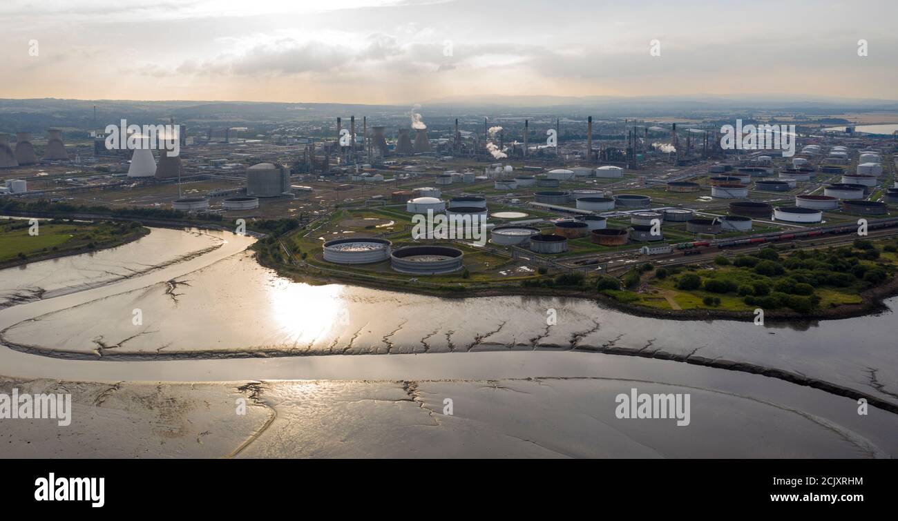 Luftaufnahme der Grangemouth Raffinerie und des Hafens, Grangemouth, Schottland. Stockfoto