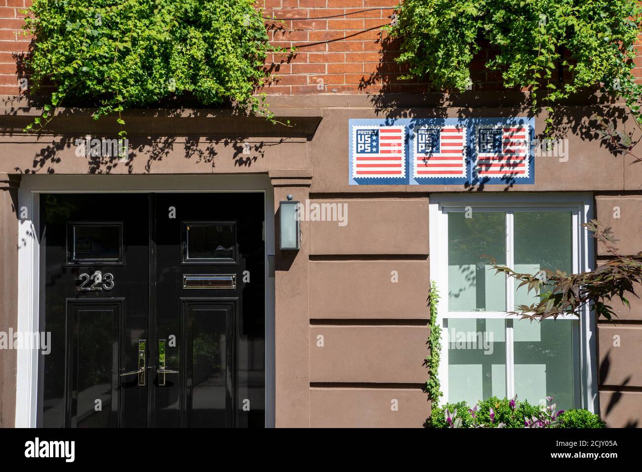 Schützen USPS Zeichen auf Wohngebäuden, West Village, New York City, New York, USA Stockfoto