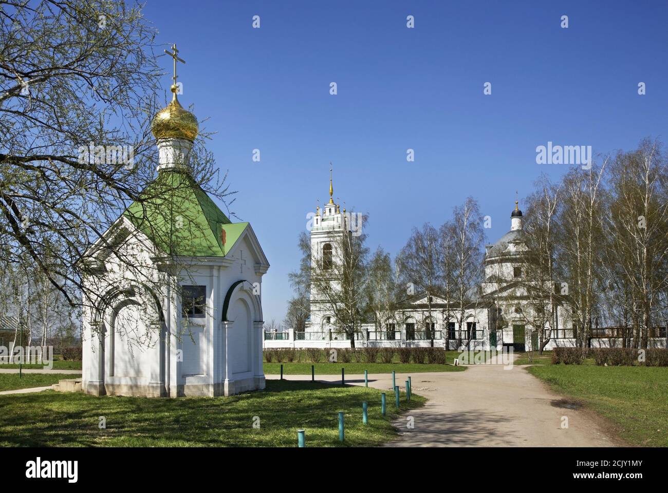 Kapelle der Abkunft des Heiligen Geistes und Kasan Kirche im Dorf Konstantinovo. Ryazan Oblast. Russland Stockfoto