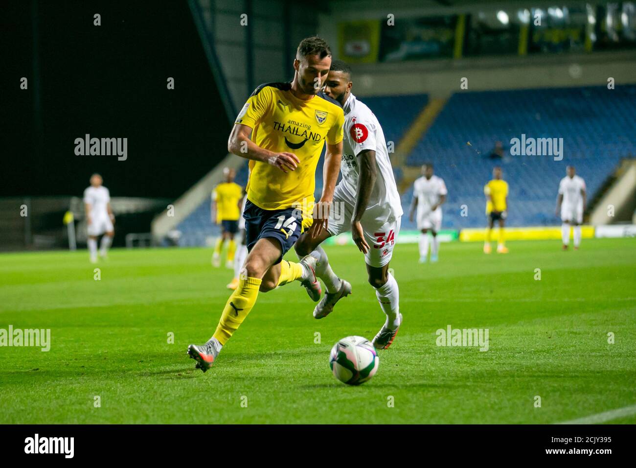 OXFORD, ENGLAND. 15. SEPTEMBER 2020 Anthony Forde von Oxford United und Jerome Sinclair von Watford während des Carabao Cup Spiels zwischen Oxford United und Watford im Kassam Stadium, Oxford, England (Kredit: Leila Coker, MI News) Kredit: MI Nachrichten & Sport /Alamy Live Nachrichten Stockfoto