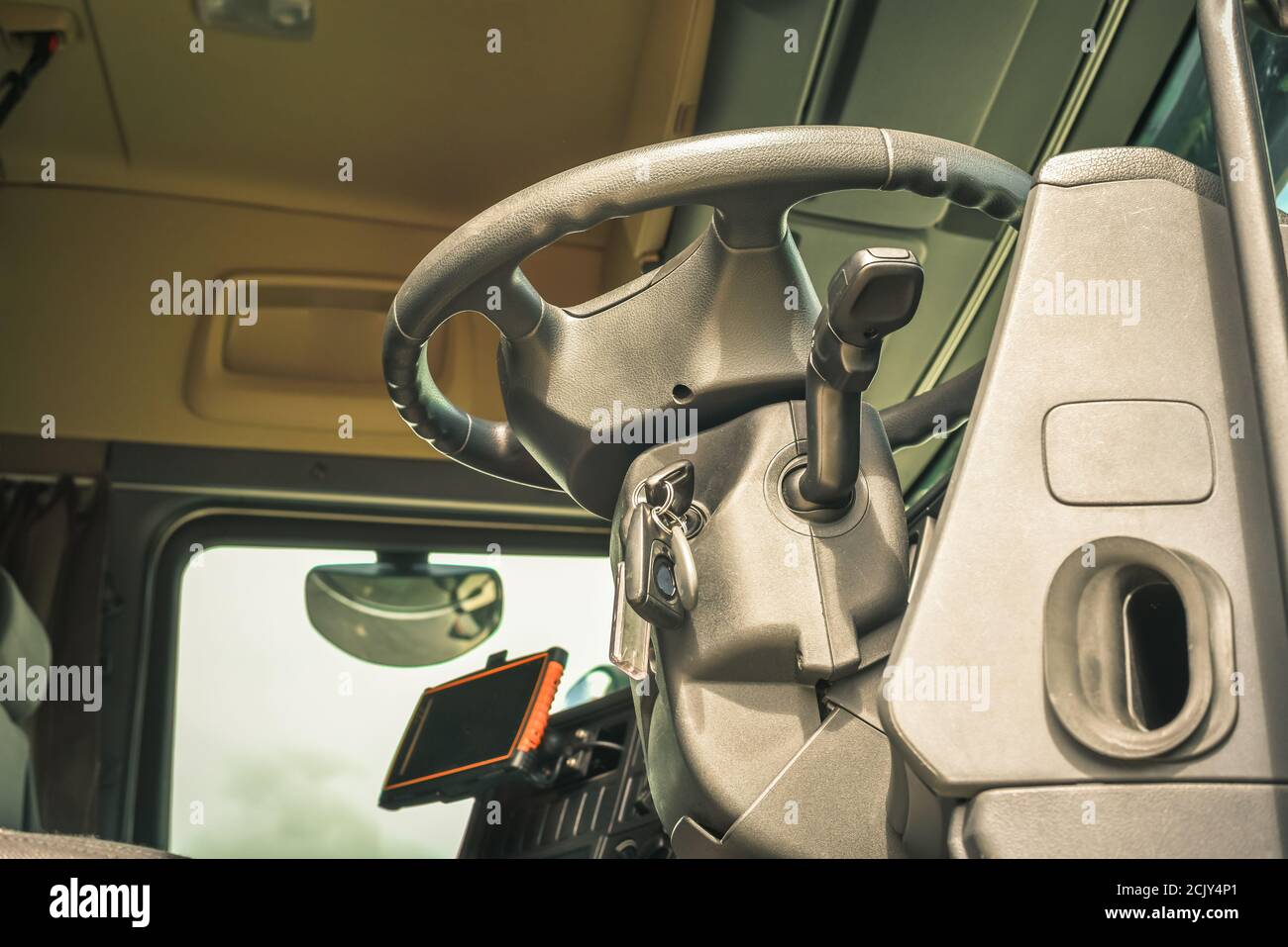 Blick auf den offenen Innenraum des großen Staplers mit Lenkung Rad vorne Stockfoto