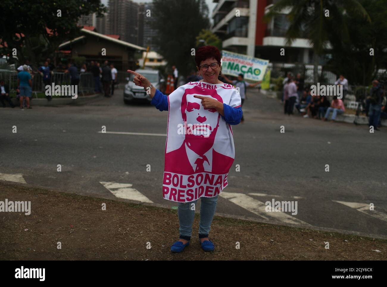 Ein Unterstützer des neuen Präsidenten Brasiliens, Jair Bolsonaro, trägt ein Stück Stoff mit einem Bild seines Gesichts, Gesten vor seiner Eigentumswohnung in Barra da Tijuca Nachbarschaft in Rio de Janeiro, Brasilien 29. Oktober 2018. REUTERS/Pilar Olivares Stockfoto