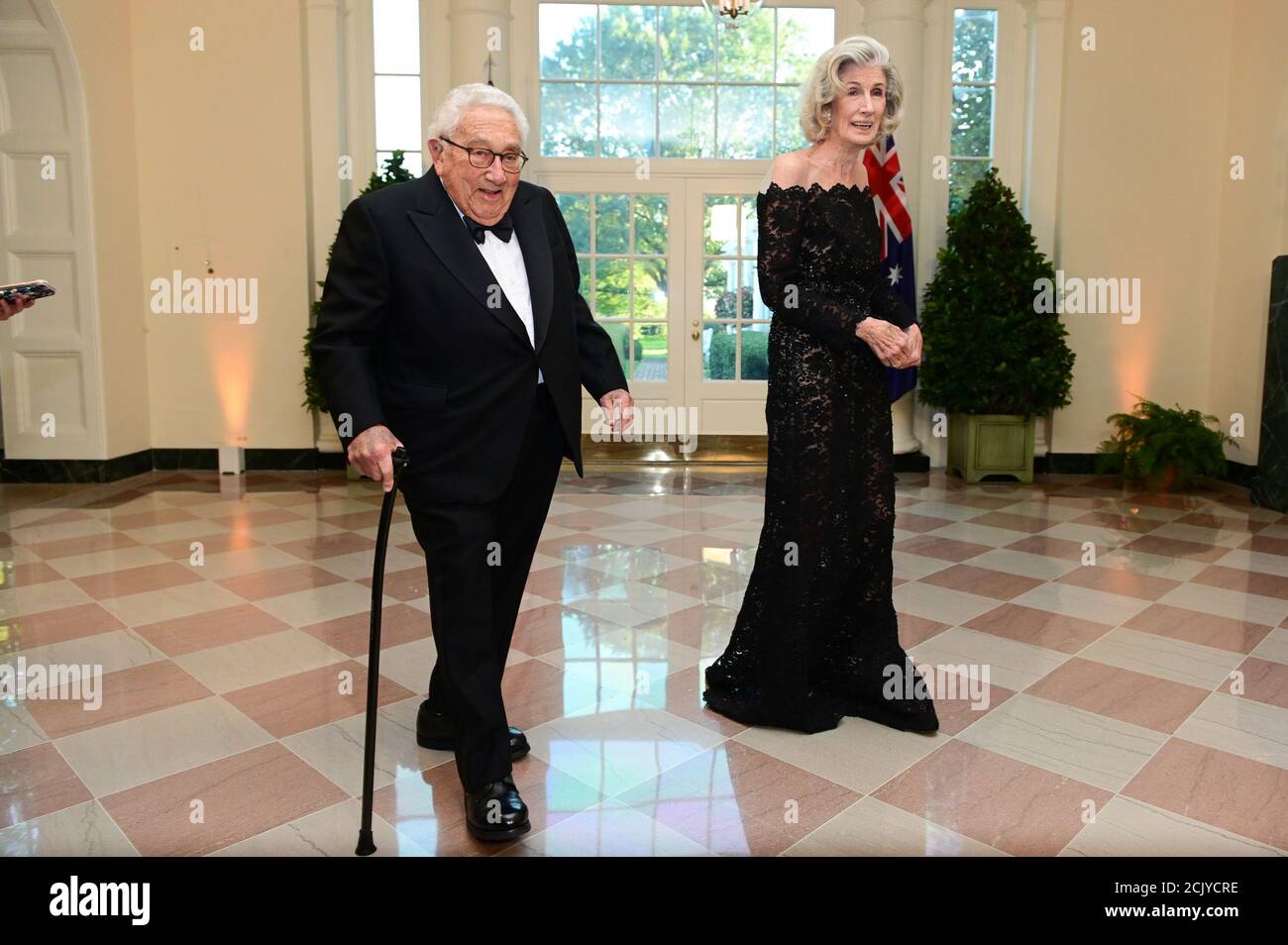 Henry Kissinger und seine Frau, Nancy Kissinger, kommen zu einem Staatsessen für Australiens Premierminister Scott Morrison im Weißen Haus in Washington, USA 20. September 2019. REUTERS/Erin Scott Stockfoto