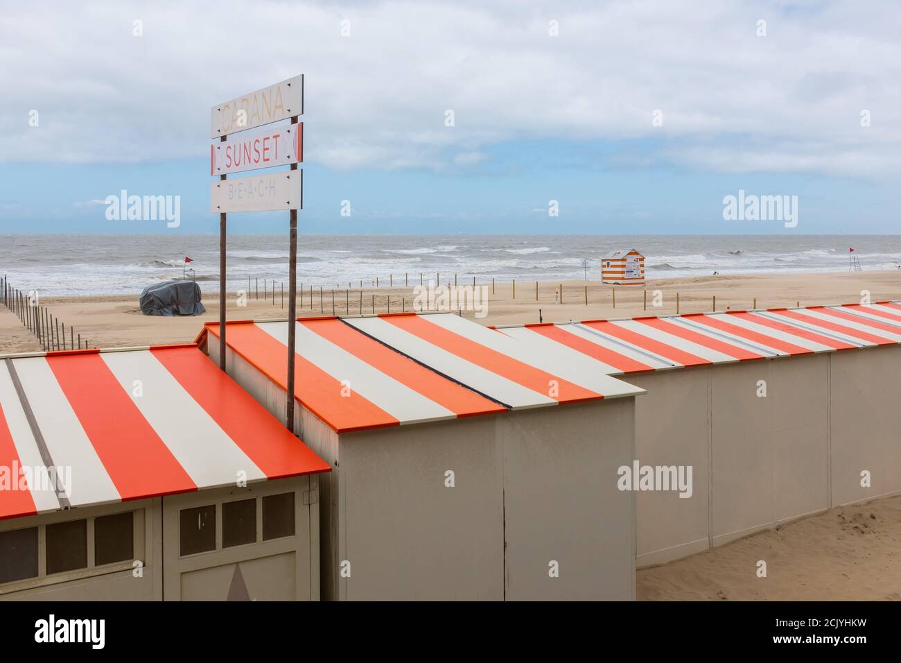 Gestreifte Strandhütten in einer Reihe Stockfoto