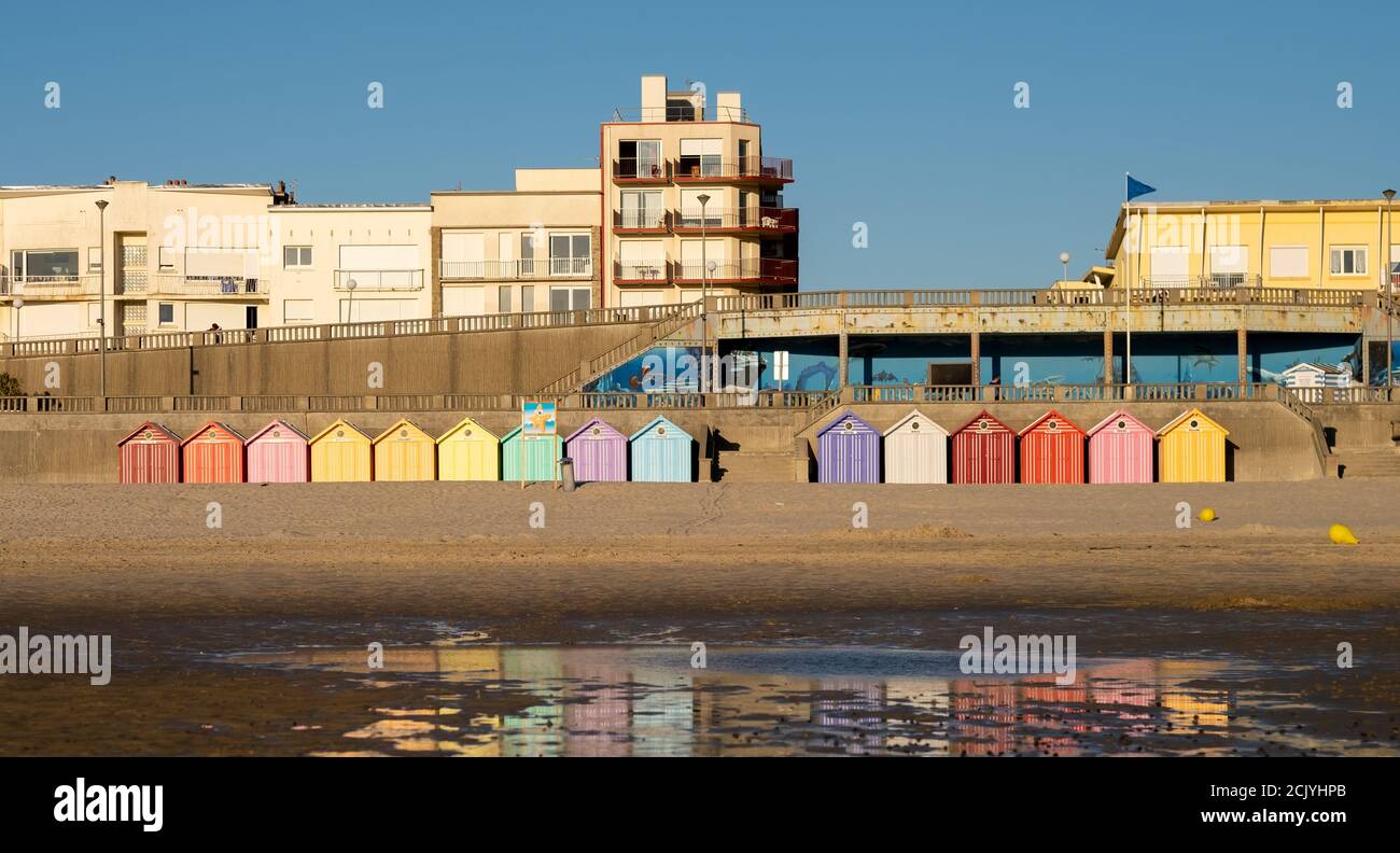 Eine Reihe von Vintage-Strand spiegelt sich an einem Strand in Frankreich Stockfoto