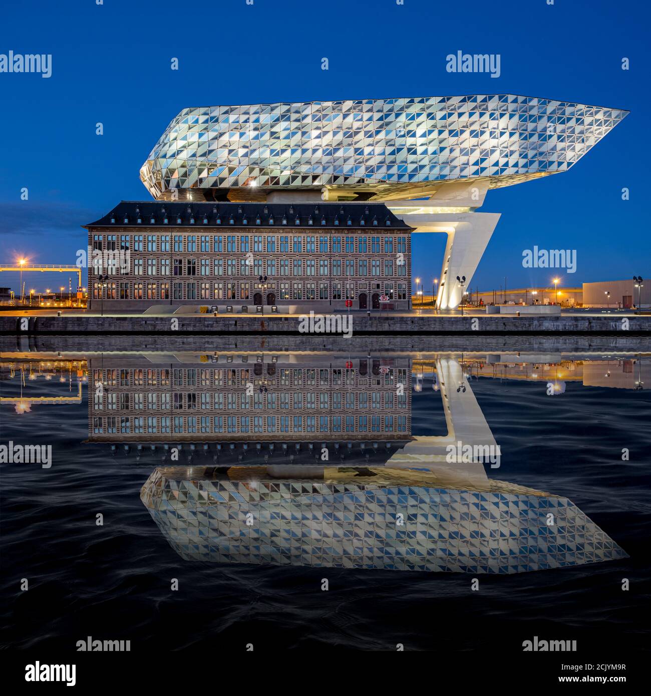 Das Antwerpener Hafenhaus spiegelt sich wider Stockfoto