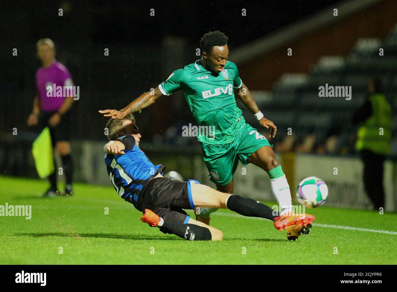 ROCHDALE, ENGLAND. 15. SEPTEMBER 2020 Wednedays Moses Odubajo kämpft mit Rochdales Matty Lund während des Carabao Cup 2. Runde Spiel zwischen Rochdale und Sheffield Mittwoch im Spotland Stadium, Rochdale. (Kredit: Chris Donnelly, MI News) Kredit: MI Nachrichten & Sport /Alamy Live Nachrichten Stockfoto