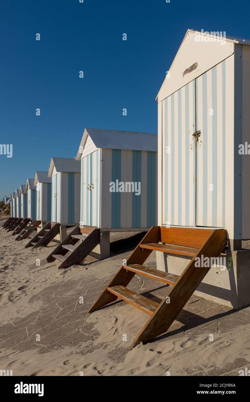 Gestreifte Strandhütten in Hardelot, Frankreich. Geringe Schärfentiefe. Stockfoto