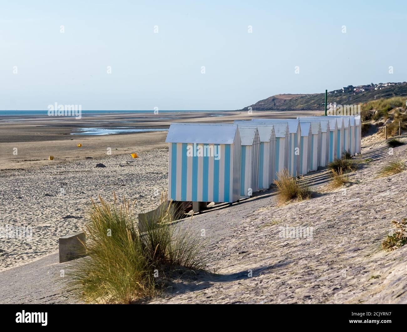 Gestreifte Strandhütten in Hardelot, Frankreich. Stockfoto