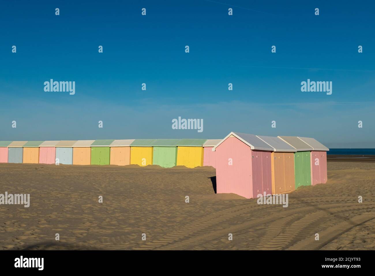 Bunte Strandhütten Reihen sich am einsamen Strand von an Berck in Frankreich Stockfoto