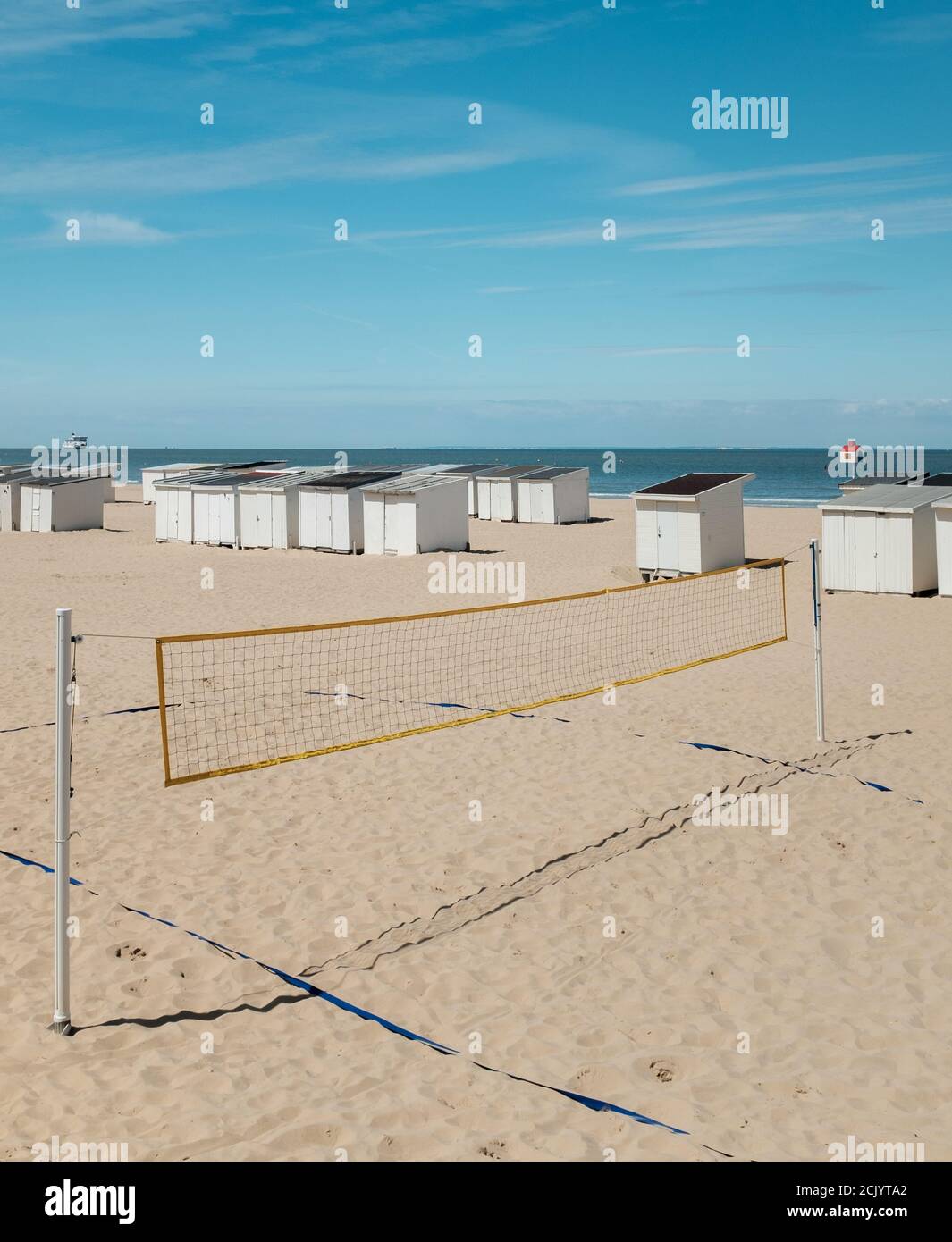 Volleyballplatz an einem leeren Strand in Calais, Frankreich Stockfoto