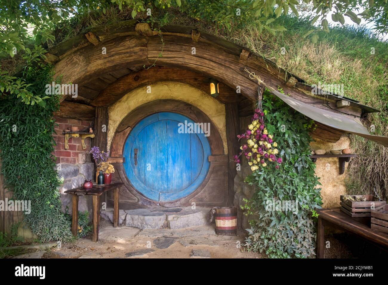 Blaue Tür eines Hobbit-Hauses im Hobbiton-Filmset. Stockfoto