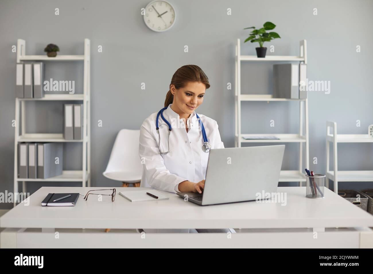 Medizinische Online-Beratung. Der Arzt hat einen Videochat mit einem Patienten, der einen Computer in der Büroklinik verwendet. Stockfoto