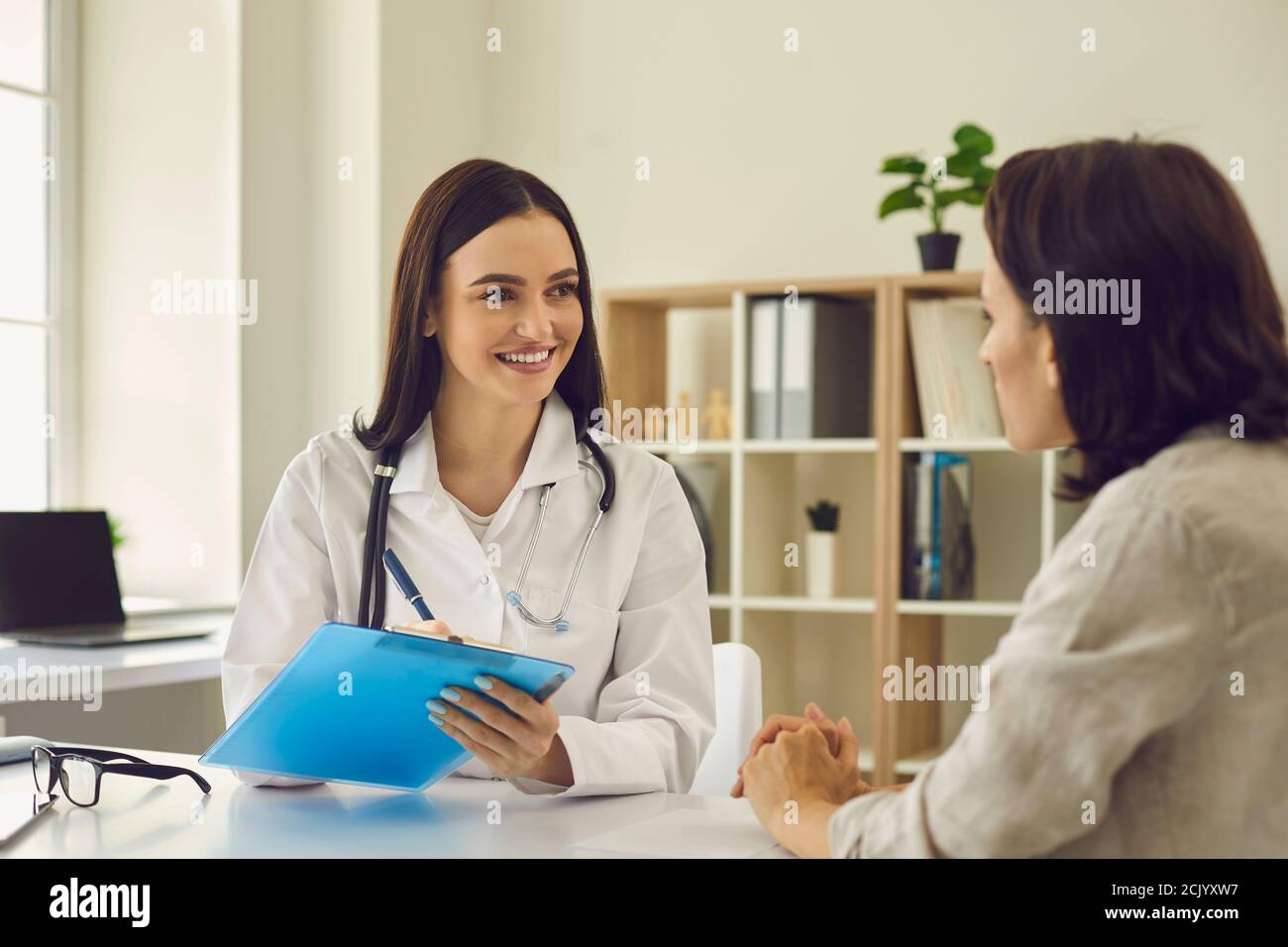 Medizin. Klinik. Krankenversicherung. Gesundheitswesen. Krankenhaus und Privatklinik Stockfoto