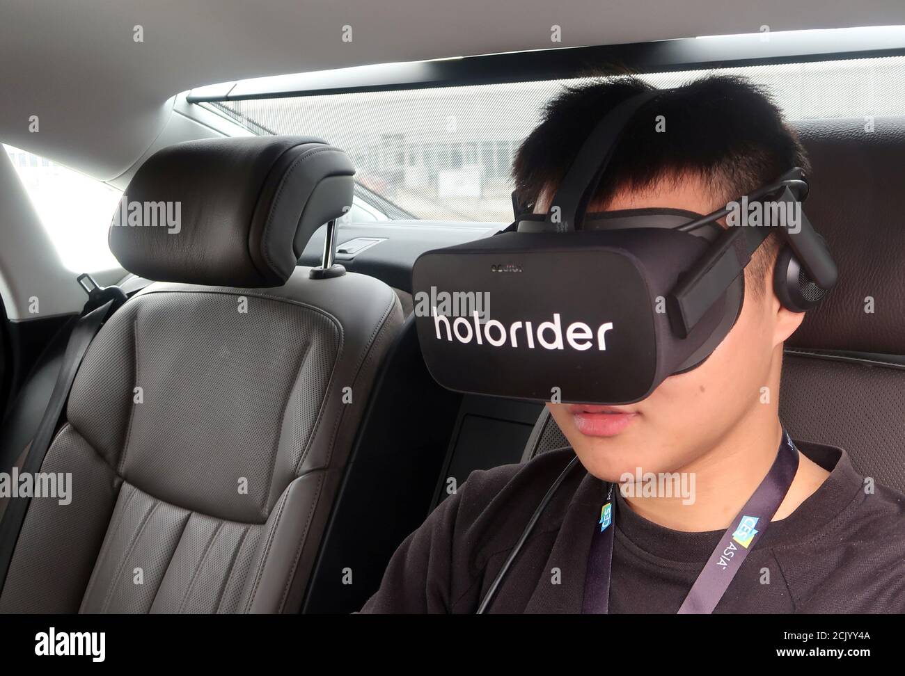 Ein Mitarbeiter trägt eine Holoride Virtual Reality (VR) Brille in einem  Audi Fahrzeug während einer Demonstration