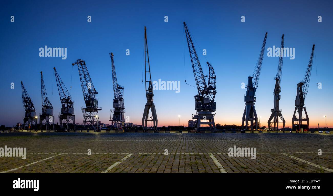 Alte Hafenkrane in der Stadt Antwerpen. Stockfoto