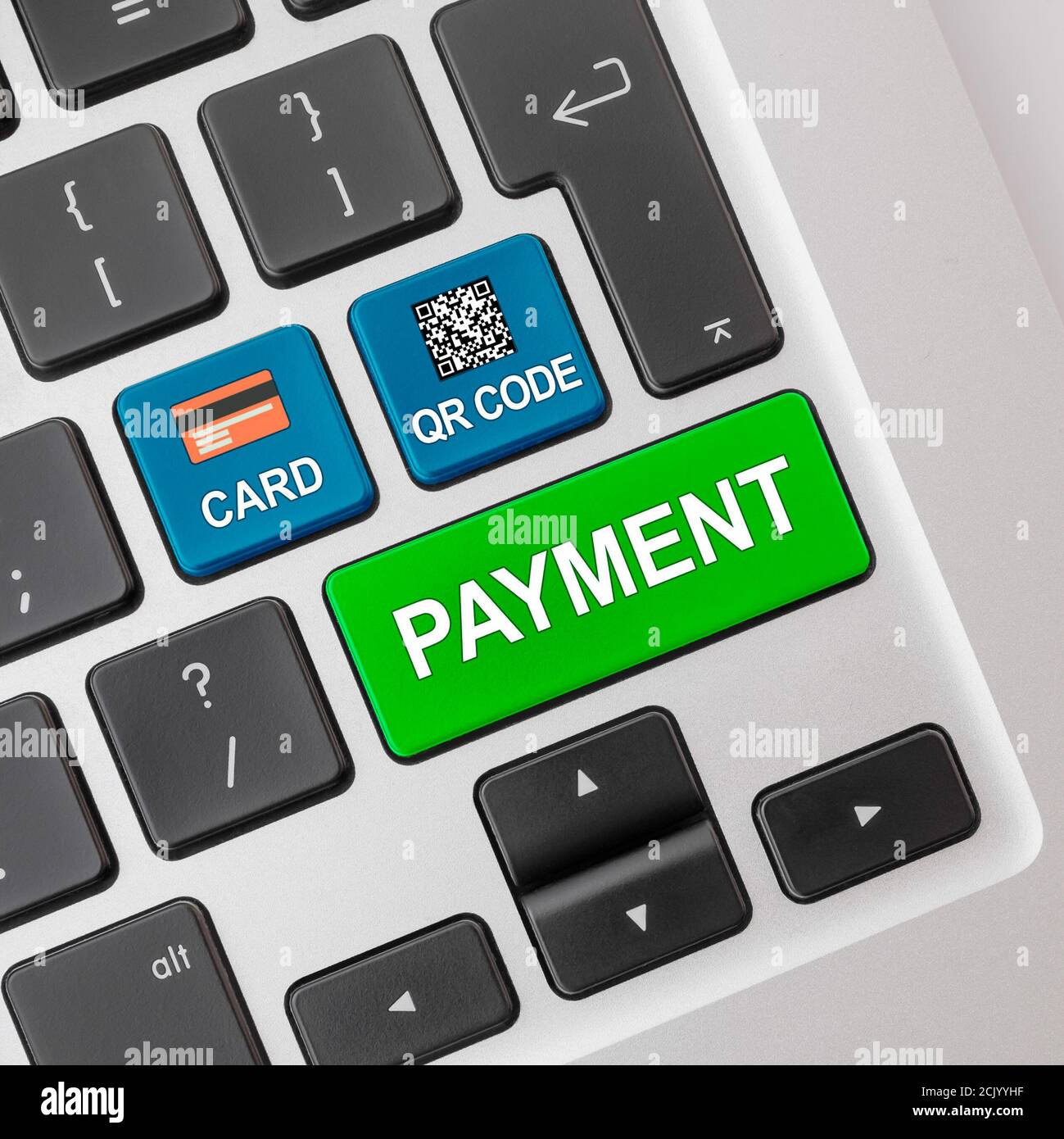 Online-Zahlungskonzept. Computertastatur mit Kreditkarte und QR-Code-Tasten. Stockfoto