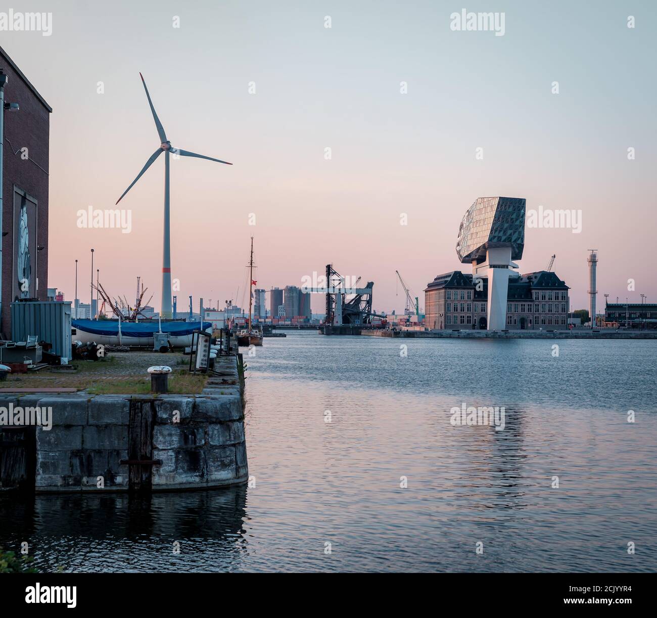 Hafen von Antwerpen Panorama. Blick auf das moderne Port House, von Zaha Hadid Stockfoto