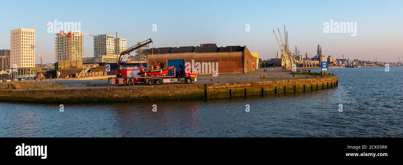Panoramablick auf den alten Hafen von Antwerpen vom neuen Stadtpark 'droogdokkenpark' aus gesehen. Stockfoto