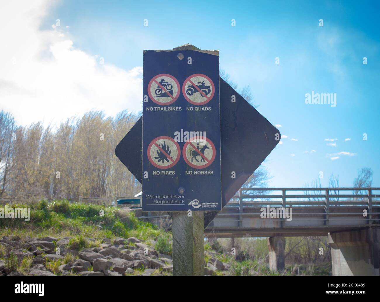 Neuseeland: Ikonische Kiwi-Sehenswürdigkeiten: Warnschilder und Einschränkungen. Stockfoto