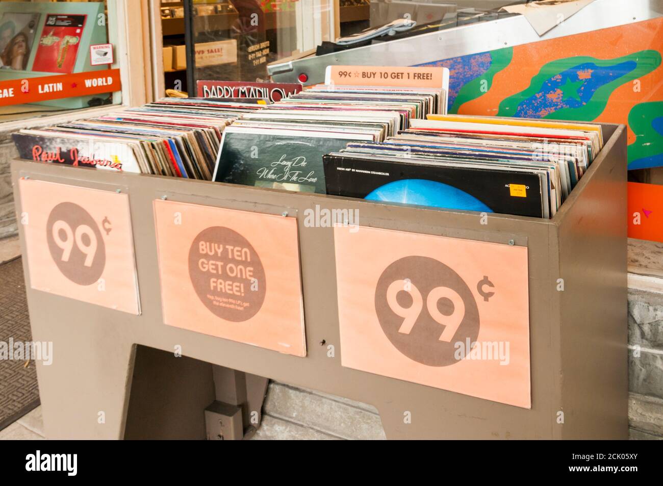 Günstige Vinyl LP Platten zum Verkauf außerhalb eines Geschäfts in Seattle, USA. Stockfoto
