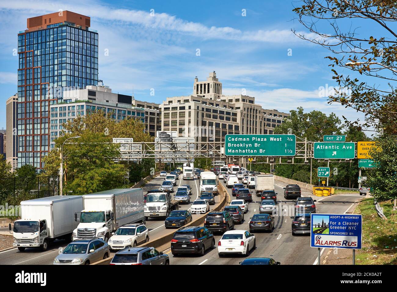 BROOKLYN, NY - 3. SEPTEMBER 2020: Starker Verkehr auf dem Brooklyn Queens Expressway mit Blick nach Norden in Richtung Brooklyn Bridge Park. Stockfoto