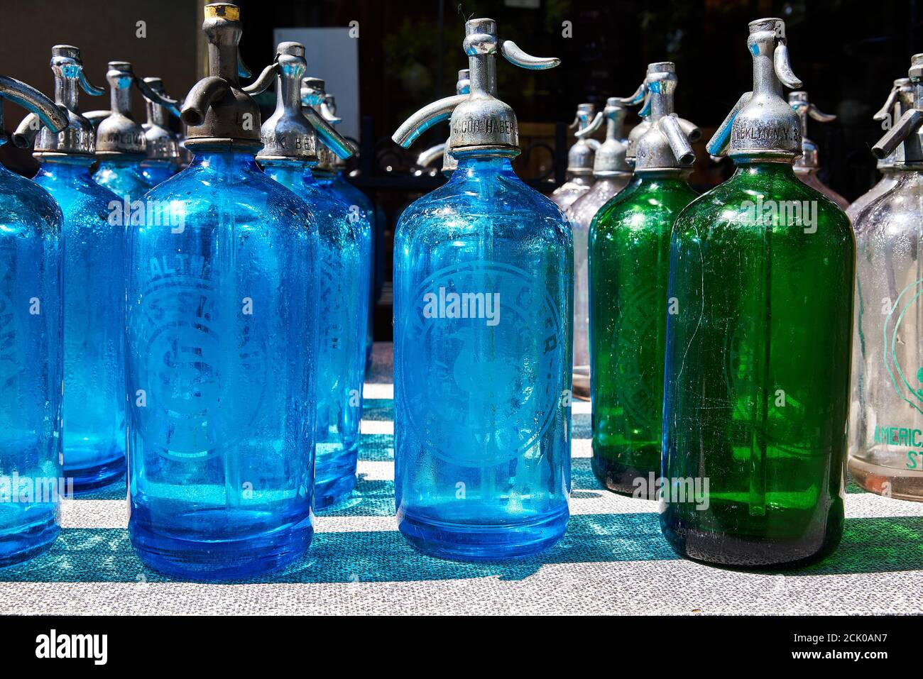 Eine Sammlung von vintage farbigen Glas Soda Siphon Flaschen auf einem Tisch in einem Antiquitätengeschäft in New York City. Stockfoto
