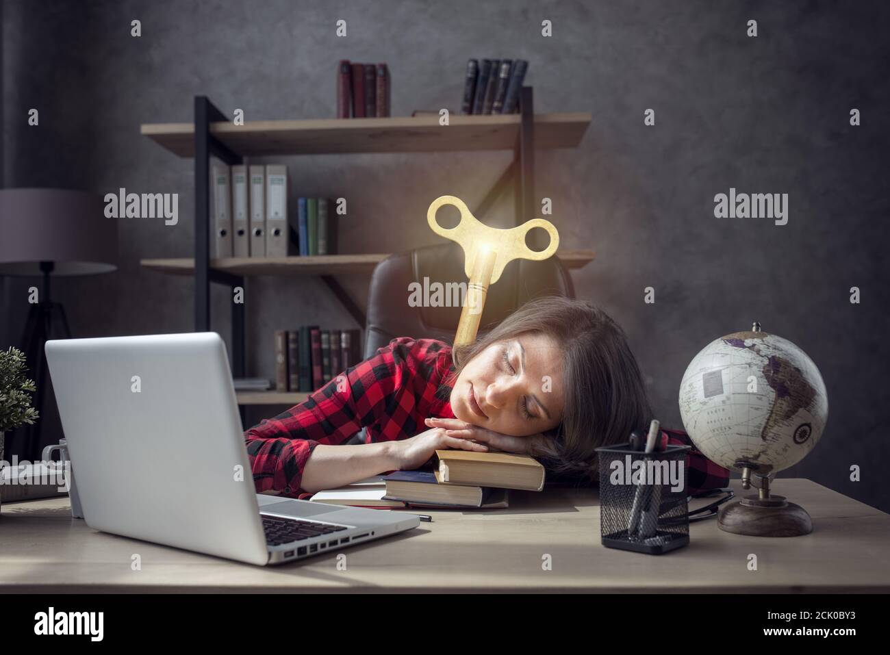 Müde Student Mädchen schläft über ihre Bücher zu Hause Und er braucht eine Gebühr Stockfoto