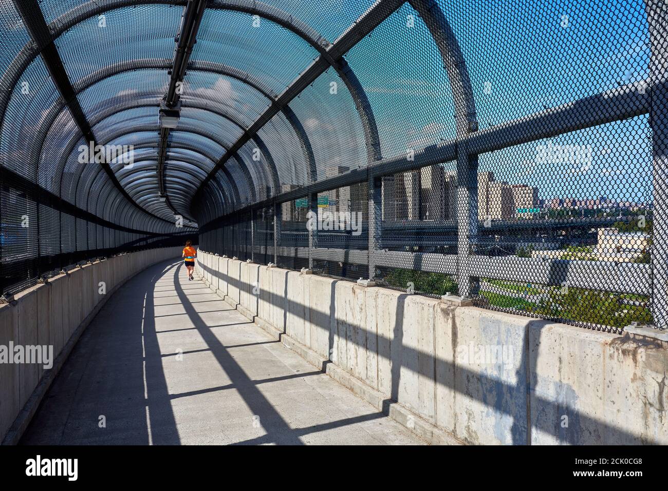 Fußgängerweg über die Robert F Kennedy Bridge von Wards Island nach Astoria, Queens, NY Stockfoto