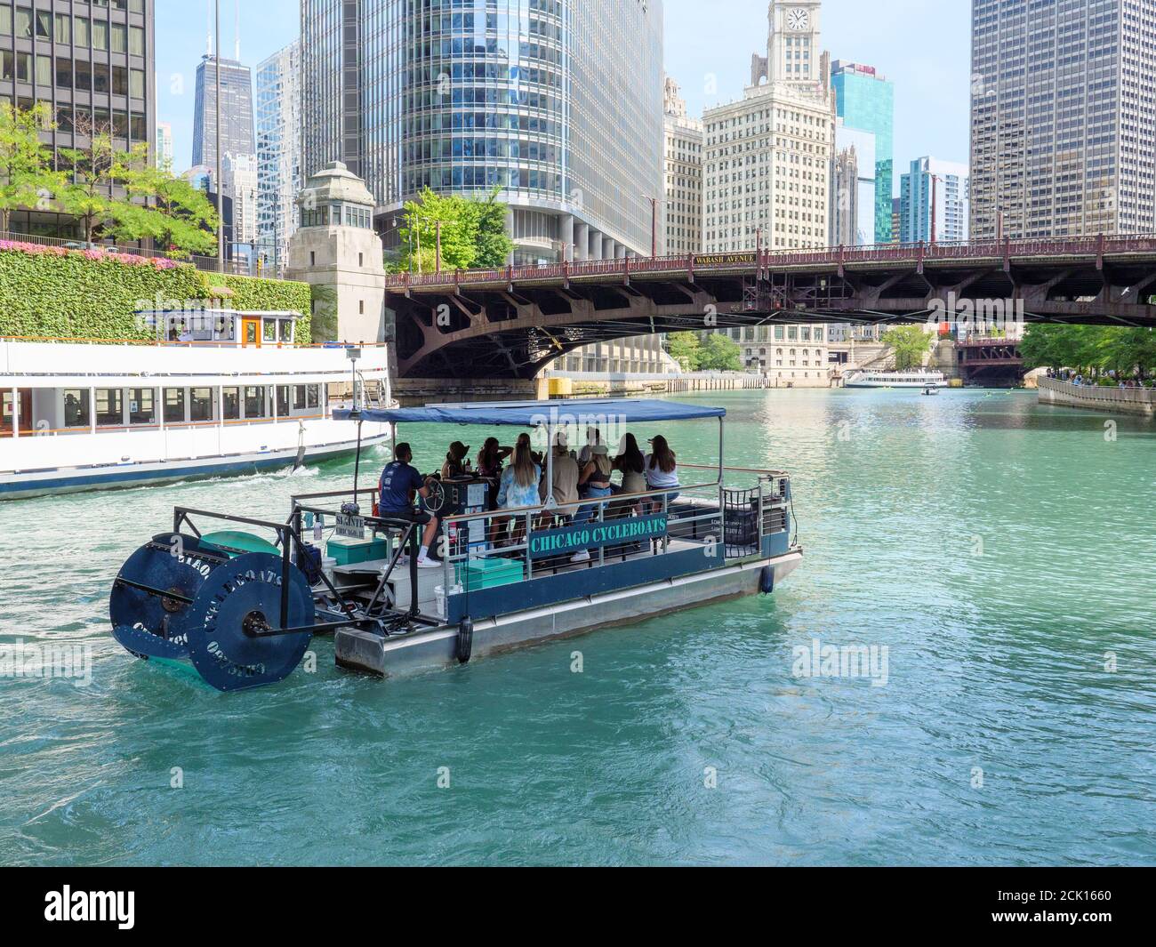 Vom Menschen angetriebenes Partyboot. Chicago River. Stockfoto