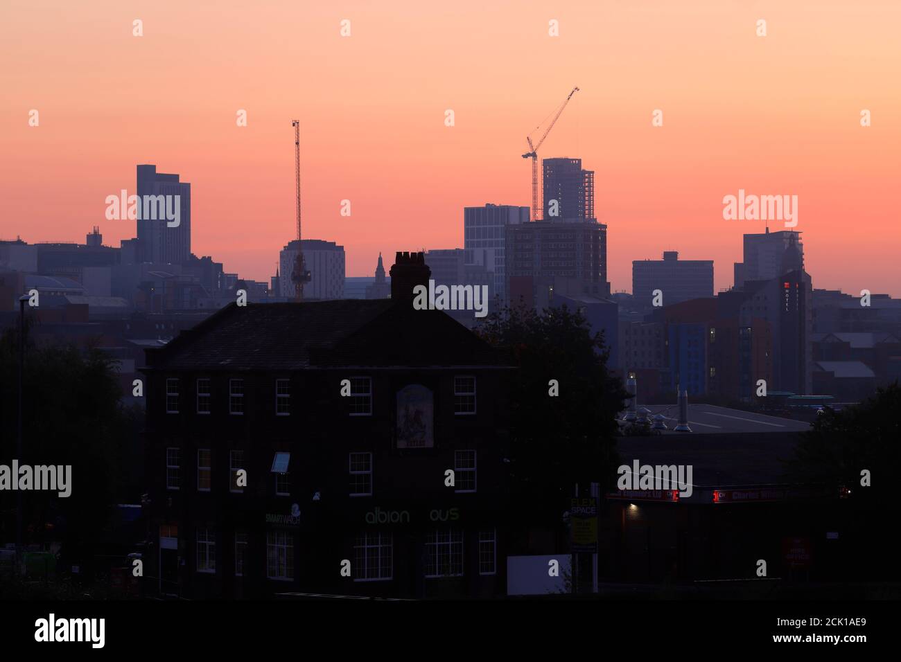 Sonnenaufgang über dem Stadtzentrum von Leeds. Stockfoto