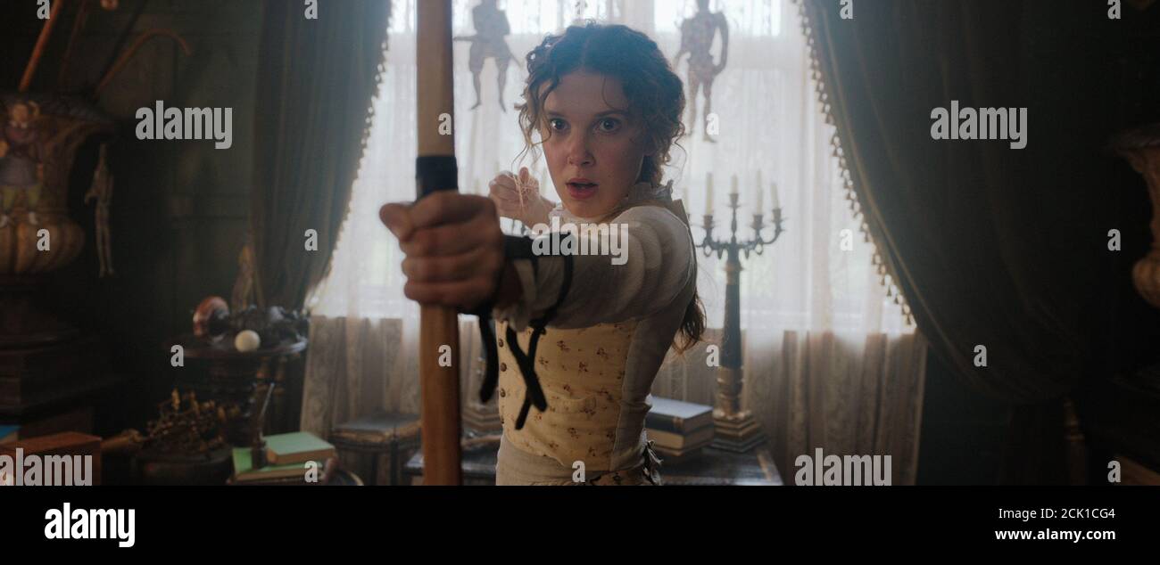 VERÖFFENTLICHUNGSDATUM: 25. September 2020 TITEL: Enola Holmes STUDIO: Netflix REGIE: Harry Bradbeer PLOT: Als Enola Holmes-Sherlocks Teenager-Schwester ihre vermisste Mutter entdeckt, macht sie sich auf den Weg, um sie zu finden, und wird zu einem Superschlitten in ihrem eigenen Recht, während sie ihren berühmten Bruder übersieht und eine gefährliche Verschwörung um einen geheimnisvollen jungen Herrn aufdeckt. HAUPTROLLE: MILLIE BOBBY BROWN als Enola Holmes. (Bild: © Netflix/Entertainment Pictures) Stockfoto