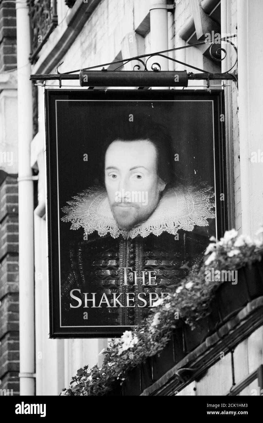 London, Großbritannien - 13. Juni 2012: Englisches Pub-Schild, Public House, bekannt als Pub, ist Brennpunkt der Gemeinschaft. Pub-Geschäft, jetzt etwa 53,500 Pubs in Großbritannien, hat Stockfoto