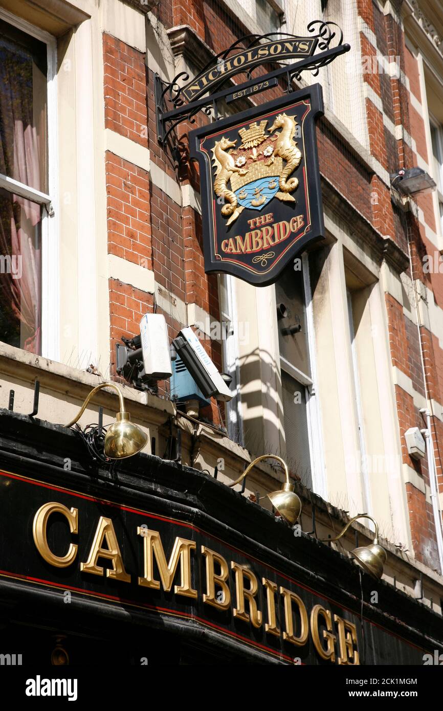 London, Großbritannien - 15. April 2012: Englisches Pub-Schild, Public House, bekannt als Pub, ist Brennpunkt der Gemeinschaft. Pub-Geschäft, jetzt etwa 53,500 Pubs in Großbritannien, hat Stockfoto