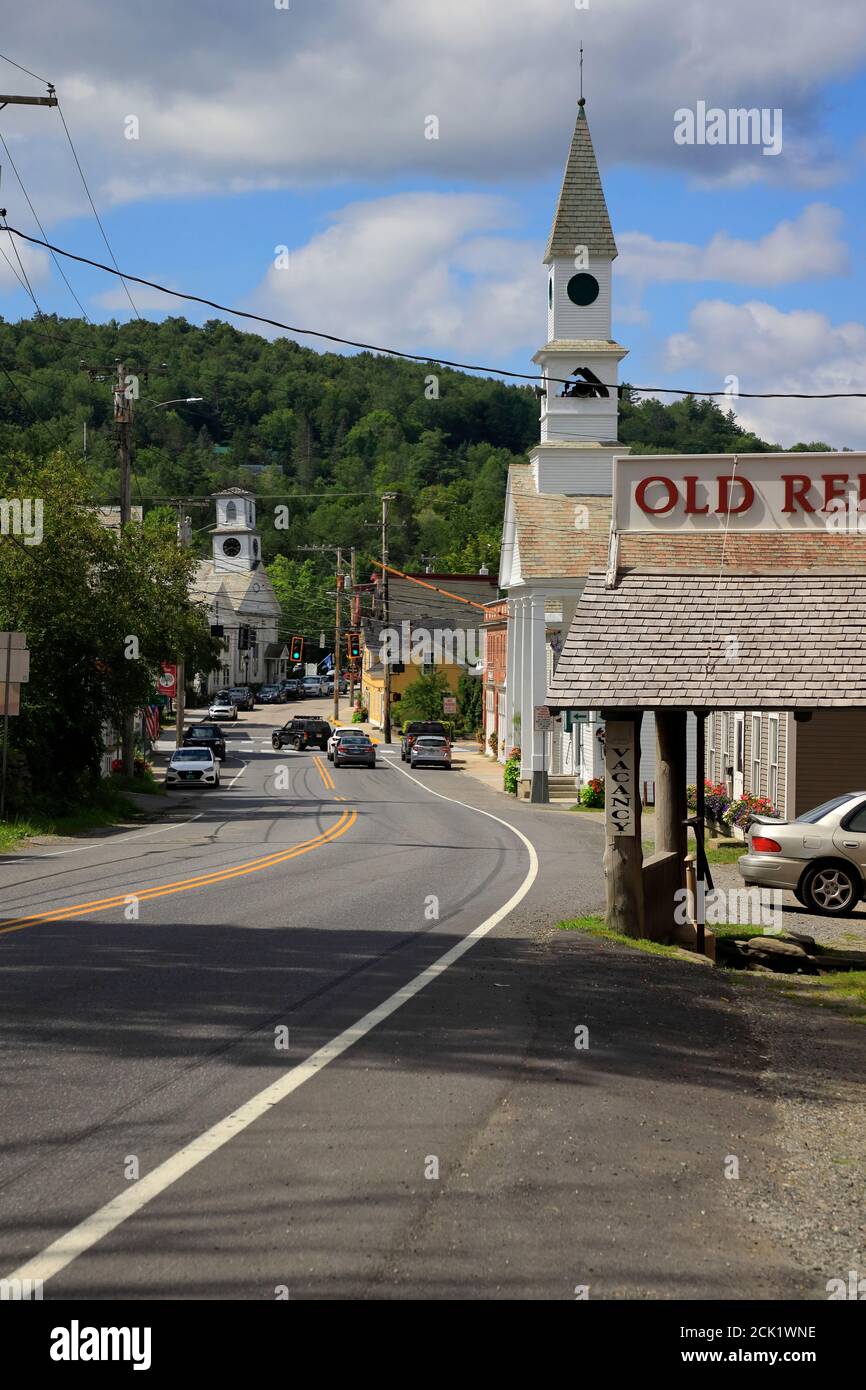 Die allgemeine Ansicht der Stadt Wilmington und Vermont Route 100 mit Wilmington Baptist Church im Hintergrund von Main Straße.Wilmington.Verm Stockfoto