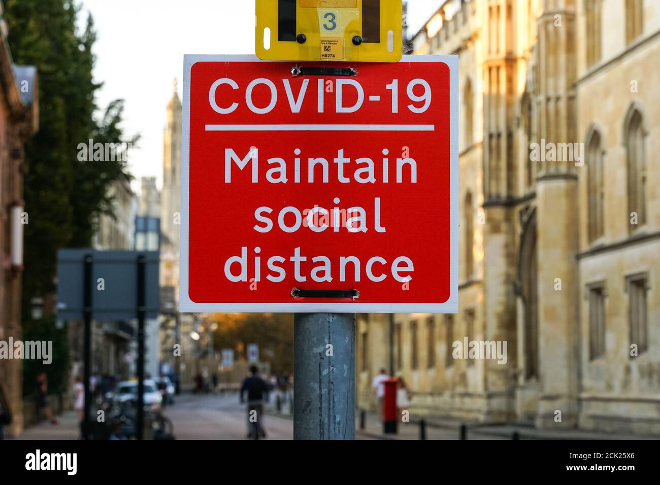 Physische Distanzierung Zeichen auf Bürgersteig in Cambridge England United Vereinigtes Königreich Stockfoto